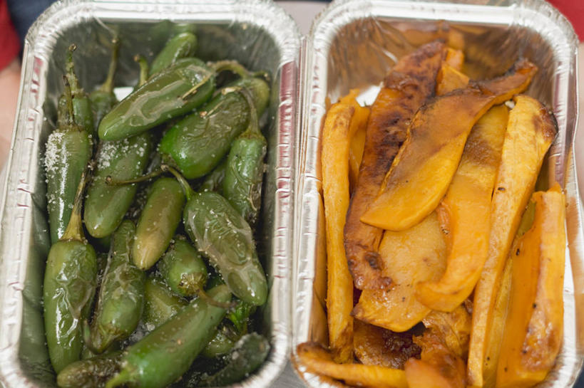 无人,横图,俯视,室内,特写,白天,桌面,桌子,辣椒,蔬菜,阴影,新鲜,反射,木制,包装,包装纸,铝箔纸,锡箔纸,影子,纸,食品,纸张,食物,黄色,绿色,木制品,有机食品,绿色食品,包装材料,彩椒,锡箔,铝箔,辣角,红海椒,大椒,辣虎,广椒,甜椒,柿子椒,辣子,海椒,番椒,灯笼椒,彩图,高角度拍摄