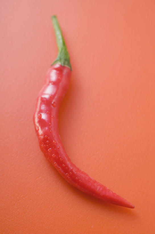 无人,竖图,俯视,室内,特写,白天,桌面,桌子,辣椒,蔬菜,阴影,红色背景,新鲜,反射,木制,影子,食品,食物,一个,红色,木制品,摄影,有机食品,绿色食品,影棚,单个,辣角,红海椒,大椒,辣虎,广椒,辣子,红辣椒,海椒,番椒,彩图,高角度拍摄,影棚拍摄,拍摄