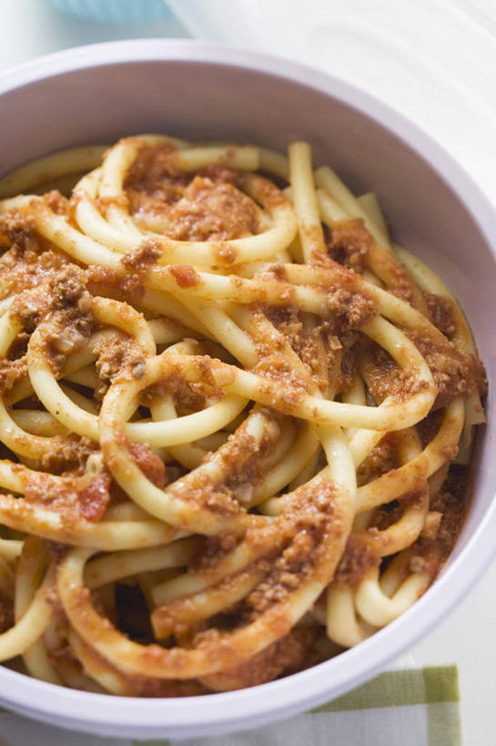 面食,面条,意大利面,无人,竖图,俯视,室内,特写,白天,西餐,桌面,桌子,阴影,反射,木制,布料,影子,陶瓷,调料,酱料,酱汁,面,佐料,料理,食品,陶瓷制品,调味品,调味料,布纹,酱,辣酱,桌布,食物,餐巾,木制品,容器,台布,碗,西式,储藏,辣椒酱,储存,彩图,高角度拍摄,贮存