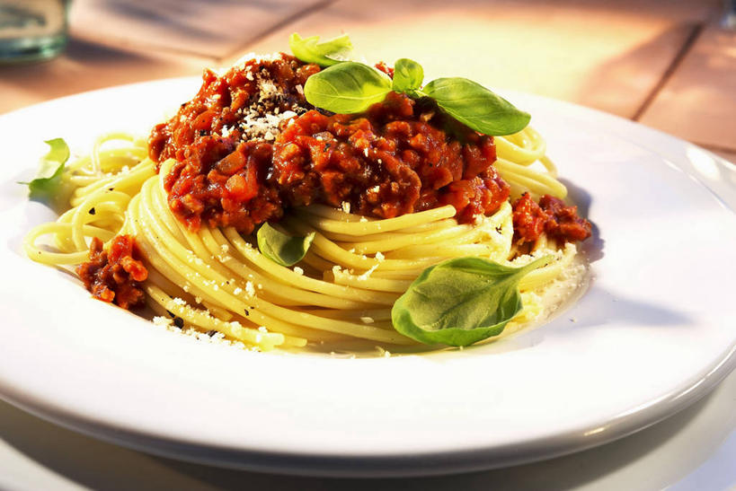 面食,面条,意大利面,无人,横图,俯视,室内,特写,白天,西餐,植物,桌面,桌子,餐具,阴影,朦胧,模糊,反射,木制,碟子,盘,影子,调料,酱料,酱汁,面,茄汁,肉,香料,佐料,牛肉,料理,食品,草药,调味品,调味料,番茄酱,酱,肉类,中药,食物,盘子,木制品,碟,香草,西式,罗勒,紫苏,药材,中草药,肉食,九层塔,圣约瑟夫草,甜罗勒,兰香,中药材,本草,彩图,高角度拍摄