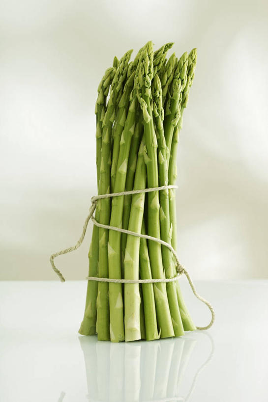 无人,竖图,室内,特写,白天,正面,桌面,桌子,芦笋,蔬菜,阴影,朦胧,模糊,新鲜,反射,木制,影子,食品,食物,绿色,木制品,绳子,有机食品,绿色食品,捆绑,绳索,绑缚,猪尾巴,药鸡豆子,石刁柏,蚂蚁杆,龙须菜,狼尾巴根,彩图