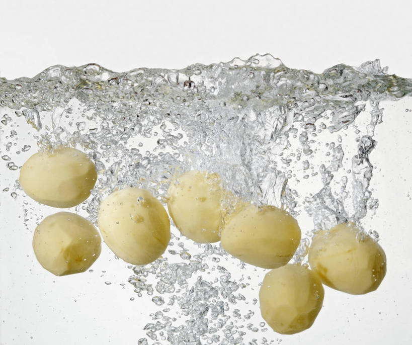 无人,横图,室内,特写,白天,白色背景,正面,水,蔬菜,土豆,许多,阴影,波纹,新鲜,透明,反射,液体,影子,气泡,水滴,食品,涟漪,漩涡,水泡,水珠,食物,水纹,泡泡,摄影,有机食品,绿色食品,影棚,圆弧,馍馍蛋,洋芋,山药蛋,马铃薯,彩图,影棚拍摄,拍摄