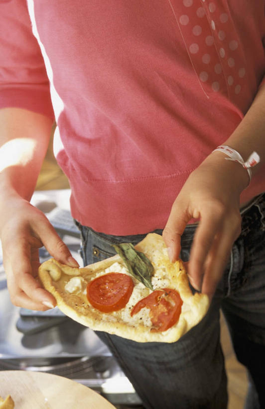 西方人,手,一个人,站,竖图,俯视,室内,特写,白天,烹饪,西餐,欧洲,欧洲人,双手,仅一个男性,仅一个人,握,阴影,服装,朦胧,模糊,反射,影子,香肠,料理,食品,披萨,匹萨,腊肠,拿,拿着,休闲装,菜肴,美食,食物,仅一个年轻男性,衣服,红色,快餐,站着,休闲,手部,休闲服,西式,握着,服饰,佳肴,比萨,西式快餐,垃圾食品,意大利薄饼,男人,男性,年轻男性,白种人,站立,半身,彩图,高角度拍摄