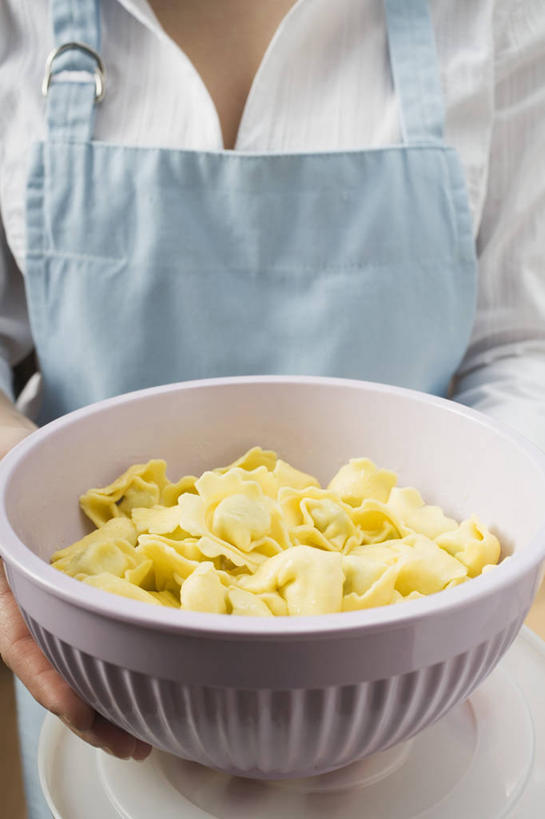 面食,面条,意大利面,西方人,手,一个人,站,捧,竖图,俯视,室内,特写,白天,西餐,欧洲,欧洲人,仅一个年轻女性,仅一个女性,仅一个人,阴影,服装,反射,围裙,影子,陶瓷,面,料理,食品,陶瓷制品,休闲装,食物,一个,衣服,蓝色,容器,碗,站着,休闲,手部,休闲服,西式,服饰,单个,储藏,单手,储存,年轻女性,女人,女性,白种人,端,端着,捧着,手捧,站立,半身,彩图,高角度拍摄,贮存