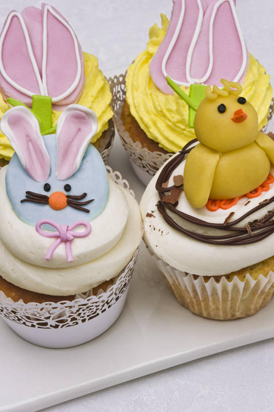 点心,无人,竖图,俯视,室内,特写,白天,白色背景,下午茶,桌面,桌子,哺乳动物,鸡,阴影,朦胧,模糊,装饰,盛开,反射,木制,兔子,影子,食品,甜点,甜品,案板,花蕾,砧板,花,花瓣,花朵,鲜花,食物,糕点,动物,木制品,甜食,奶油,花苞,花蕊,摄影,影棚,纸托,华丽,修饰,兔,点缀,乳制品,衬托,美观,雅致,雅观,激凌,克林姆,淇淋,纸杯蛋糕,纸托蛋糕,蛋糕托,蛋糕托纸,蛋糕纸托,彩图,高角度拍摄,影棚拍摄,拍摄,蛋糕