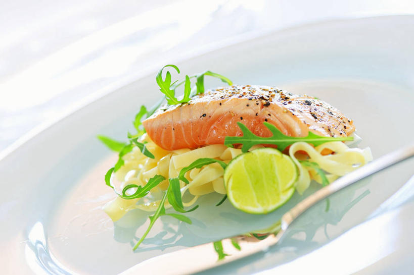 面食,面条,三文鱼,意大利面,无人,横图,俯视,室内,特写,白天,白色背景,西餐,鲑鱼,水果,阴影,朦胧,模糊,新鲜,反射,影子,陶瓷,面,生食,料理,食品,果实,陶瓷制品,食物,一个,容器,碗,西式,摄影,有机食品,绿色食品,影棚,单个,储藏,大马哈鱼,储存,撒蒙鱼,萨门鱼,冰海之皇,鲑,酸橙,马哈鱼,麻哈鱼,大麻哈鱼,代代,橙子,橙,彩图,高角度拍摄,影棚拍摄,拍摄,贮存