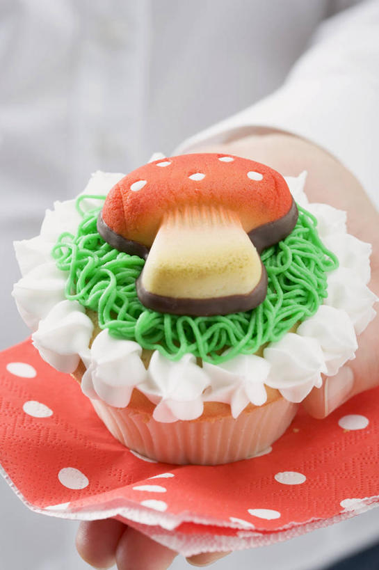 点心,西方人,手,一个人,站,捧,竖图,俯视,室内,特写,白天,下午茶,欧洲,欧洲人,仅一个年轻女性,仅一个女性,仅一个人,阴影,服装,朦胧,模糊,装饰,反射,影子,菌菇,蘑菇,食品,糖,糖果,甜点,甜品,软糖,菌类,休闲装,食物,糕点,一个,衣服,红色,餐巾,甜食,奶油,站着,休闲,手部,休闲服,食用菌,服饰,单个,纸托,单手,华丽,修饰,点缀,乳制品,衬托,美观,雅致,雅观,激凌,克林姆,淇淋,纸杯蛋糕,纸托蛋糕,蛋糕托,蛋糕托纸,蛋糕纸托,保洁方巾,口布,年轻女性,女人,女性,白种人,端,端着,捧着,手捧,站立,半身,彩图,高角度拍摄,蛋糕