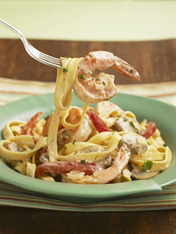 海鲜,面食,面条,意大利面,无人,竖图,俯视,室内,特写,白天,西餐,桌面,桌子,辣椒,蔬菜,西红柿,小番茄,餐具,阴影,朦胧,模糊,新鲜,反射,木制,碟子,盘,影子,勺子,菌菇,蘑菇,面,虾,料理,食品,菌类,水产,海洋生物,食物,盘子,木制品,调羹,碟,汤匙,食用菌,西式,有机食品,绿色食品,水生动物,海产品,水生物,彩椒,海底动物,斑节对虾,斑节虾,辣角,红海椒,大椒,辣虎,广椒,日本对虾,竹节虾,小西红柿,樱桃小番茄,珍珠小番茄,樱桃番茄,甜椒,柿子椒,圣女果,辣子,海椒,番茄,番椒,灯笼椒,彩图,高角度拍摄