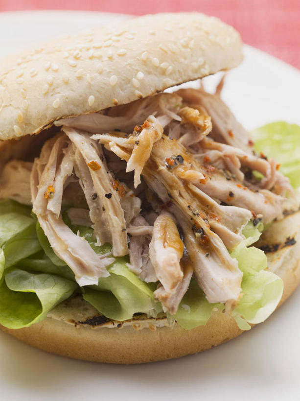 点心,面包,无人,竖图,俯视,室内,特写,白天,烹饪,西餐,餐桌,桌子,鸡,蔬菜,阴影,红色背景,新鲜,反射,影子,生菜,莴苣,汉堡,料理,食品,面点,火鸡,菜肴,美食,家禽,食物,糕点,动物,餐巾,快餐,西式,摄影,牲畜,佳肴,有机食品,绿色食品,影棚,餐台,西式快餐,垃圾食品,小圆面包,春菜,鹅仔菜,莴仔菜,千金菜,叶用莴苣,七面鸟,吐绶鸡,奶油生菜,保洁方巾,口布,彩图,高角度拍摄,影棚拍摄,拍摄