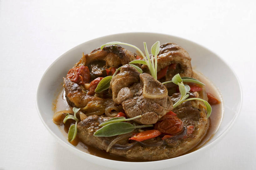 无人,家庭,横图,俯视,室内,特写,白天,白色背景,烹饪,西餐,智慧,桌面,桌子,蔬菜,西红柿,小番茄,阴影,反射,木制,影子,陶瓷,肉,牛肉,料理,食品,陶瓷制品,菜肴,美食,肉类,食物,一个,木制品,容器,碗,西式,摄影,佳肴,影棚,储藏,鼠尾草,储存,肉食,理性,小西红柿,樱桃小番茄,珍珠小番茄,樱桃番茄,圣女果,番茄,彩图,高角度拍摄,影棚拍摄,拍摄,贮存