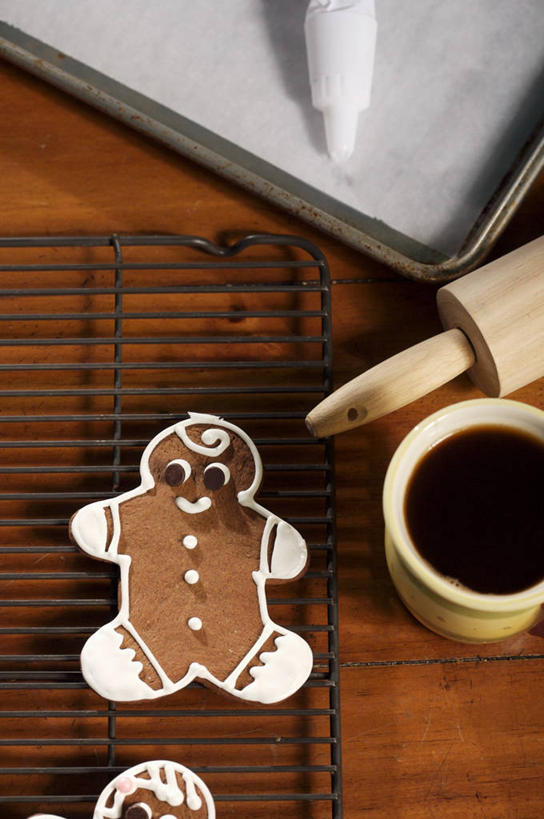 点心,无人,竖图,俯视,室内,特写,白天,烘焙,桌面,桌子,金属制品,圣诞节,阴影,节日,庆祝,人形,反射,金属,木制,擀面杖,影子,陶瓷,食品,糖,糖果,甜点,甜品,陶瓷制品,文化,架子,食物,糕点,木制品,容器,碗,饼干,甜食,零食,巧克力,庆典,纪念,储藏,朱古力,储存,酥饼,姜饼,姜饼人,装饰饼干,冷却,冷却架,彩图,高角度拍摄,贮存