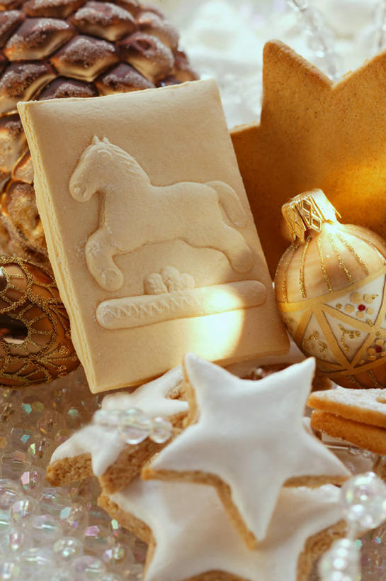 点心,无人,竖图,俯视,室内,特写,白天,桌面,桌子,马,野生动物,圣诞节,一堆,许多,阴影,堆叠,堆积,节日,庆祝,装饰,人形,反射,木制,挂饰,影子,星星,食品,甜点,圣诞球,文化,球,食物,糕点,动物,木制品,饼干,甜食,零食,庆典,球体,星形,运输,牲畜,纪念,堆,华丽,修饰,点缀,五角形,酥饼,姜饼,衬托,美观,雅致,雅观,姜饼人,装饰饼干,五角星,彩图,高角度拍摄