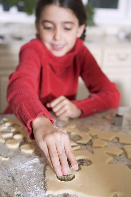 点心,西方人,儿童,一个人,坐,笑,微笑,露齿笑,竖图,室内,白天,正面,毛衣,桌面,桌子,欧洲,欧洲人,仅一个女性,仅一个人,握,朦胧,模糊,木制,粉末,面粉,面团,食品,曲奇,拿,粮食,拿着,注视,食物,小孩,红色,木制品,饼干,零食,观察,看,仅一个小孩,粉,握着,模具,观看,农产品,察看,关注,线衫,曲奇饼,曲奇饼干,原材料,粉状,女孩,女人,女性,白种人,孩子,坐着,半身,彩图,绒衣,套衫,套头毛衣,线衣,女生