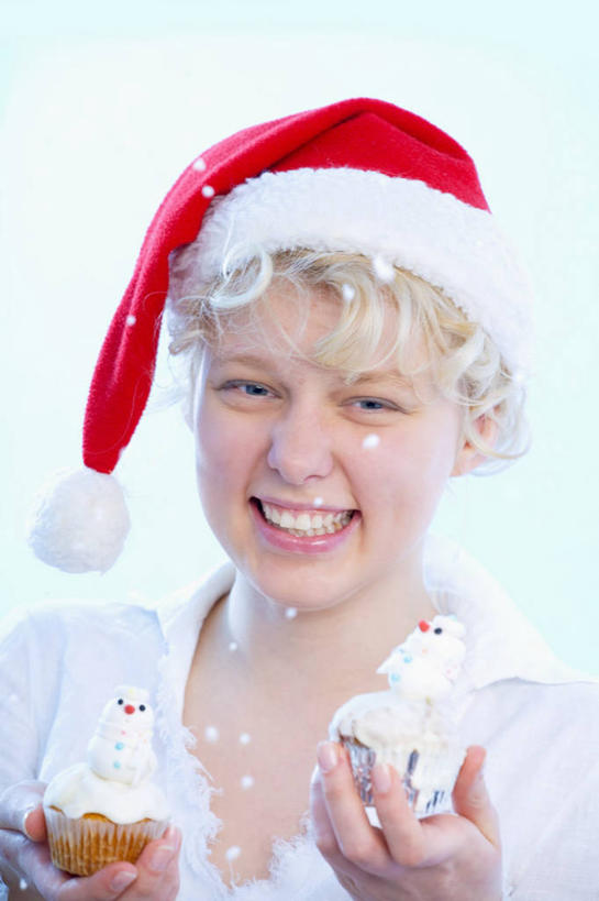 点心,西方人,儿童,脸,头,脸颊,手,一个人,站,捧,笑,微笑,露齿笑,竖图,室内,特写,白天,白色背景,正面,下午茶,帽子,欧洲,圣诞节,欧洲人,双手,仅一个女性,仅一个人,阴影,服装,节日,庆祝,反射,影子,食品,注视,休闲装,文化,松饼,肩膀,食物,糕点,两个,小孩,衣服,红色,观察,看,站着,仅一个小孩,庆典,休闲,手部,休闲服,圣诞帽,摄影,服饰,影棚,观看,纪念,察看,关注,棉帽,玛芬蛋糕,女孩,女人,女性,白种人,孩子,头部,脸部,脸蛋,面部,端,端着,捧着,手捧,站立,半身,彩图,影棚拍摄,拍摄,女生