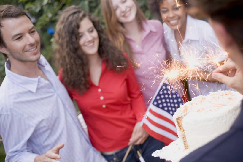 点心,西方人,背部,伙伴,朋友,站,笑,微笑,露齿笑,横图,室外,白天,正面,友谊,植物,旗帜,国旗,蜡烛,欧洲,欧洲人,五个人,握,阴影,服装,朦胧,模糊,反射,光线,火焰,影子,烛光,食品,许多人,燃烧,拿,拿着,注视,休闲装,文化,树,树木,食物,糕点,一个,衣服,绿色,自然,生日蛋糕,点燃,观察,看,祈祷,站着,一群人,休闲,休闲服,握着,许愿,美国国旗,服饰,生长,单个,成长,观看,纪念,祈求,察看,关注,平安,友情,男人,男性,年轻男性,年轻女性,女人,女性,白种人,旗,站立,半身,彩图,蛋糕