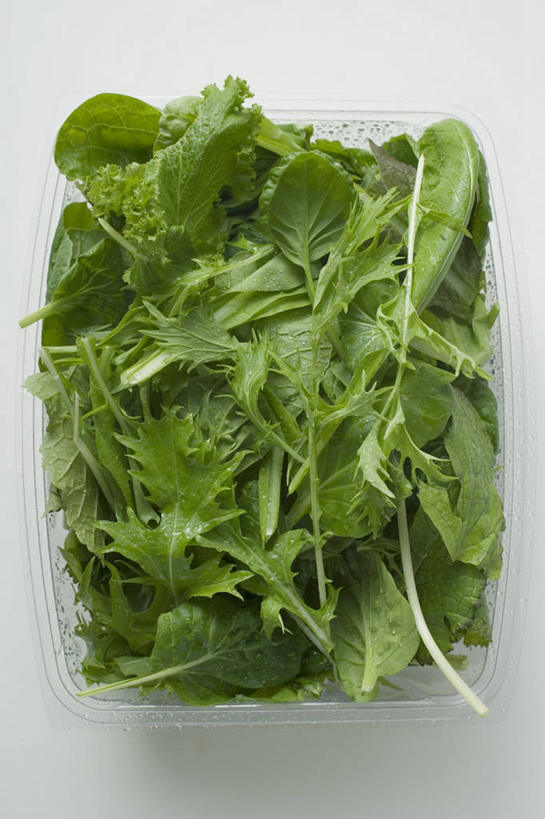无人,竖图,俯视,室内,特写,白天,白色背景,菠菜,蔬菜,叶子,一堆,许多,阴影,堆叠,堆积,新鲜,反射,影子,塑料,食品,绿叶,食物,一个,容器,塑料制品,碗,嫩叶,摄影,有机食品,绿色食品,影棚,单个,储藏,堆,储存,叶,叶片,鹦鹉菜,鼠根菜,角菜,红嘴绿鹦哥,赤根菜,菠薐菜,波斯草,彩图,高角度拍摄,影棚拍摄,拍摄,贮存