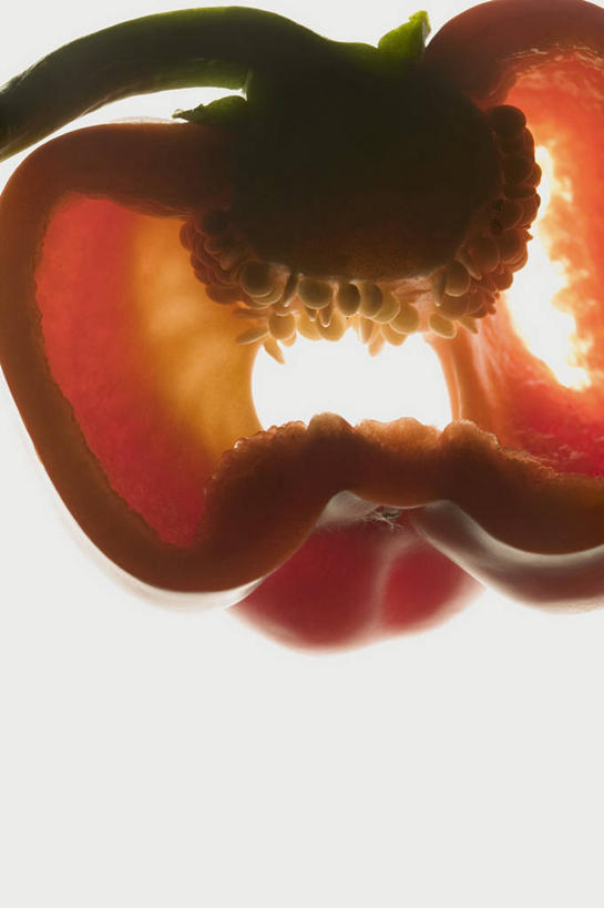 无人,竖图,俯视,室内,特写,白天,白色背景,辣椒,切开,阴影,反射,影子,半个,背光,红色,切,一半,摄影,影棚,逆光,剖面,彩椒,切面,辣角,红海椒,大椒,辣虎,广椒,甜椒,柿子椒,辣子,海椒,番椒,灯笼椒,彩图,高角度拍摄,影棚拍摄,拍摄