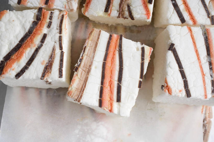 无人,横图,俯视,室内,特写,白天,白色背景,阴影,花纹,朦胧,模糊,装饰,反射,影子,食品,糖,糖果,甜点,甜品,立方体,食物,甜食,摄影,影棚,华丽,修饰,点缀,硬糖,衬托,美观,雅致,雅观,彩图,高角度拍摄,影棚拍摄,拍摄