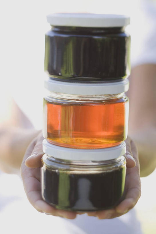 蜂蜜,西方人,手,一个人,站,捧,竖图,室内,特写,白天,正面,玻璃,欧洲,欧洲人,双手,仅一个年轻女性,仅一个女性,仅一个人,阴影,服装,朦胧,模糊,反射,影子,休闲装,玻璃制品,三个,衣服,玻璃瓶,瓶子,站着,休闲,手部,休闲服,服饰,花蜜,广口瓶,止痛,解毒,冬酿,石蜜,年轻女性,女人,女性,白种人,端,端着,捧着,手捧,站立,半身,彩图