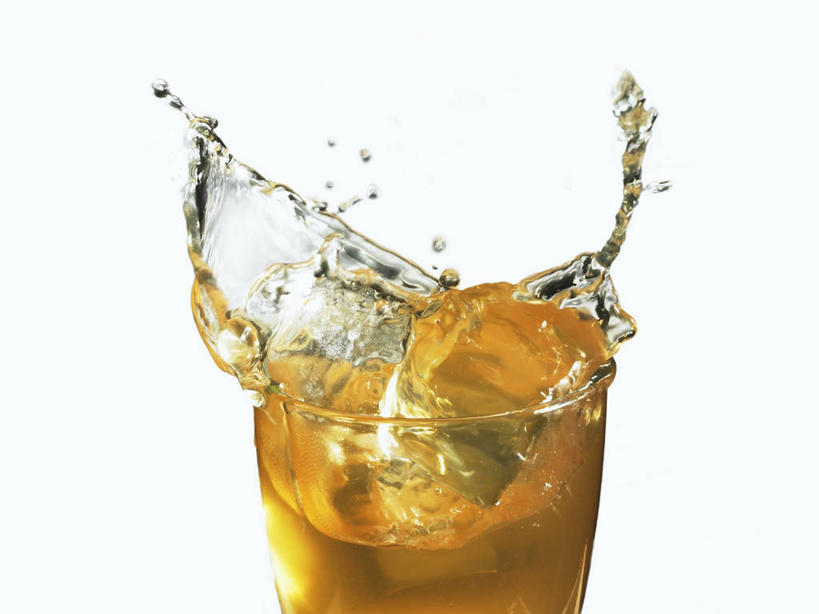 果汁,无人,横图,俯视,室内,特写,白天,白色背景,水,苹果,杯子,阴影,飞溅,溅,反射,液体,影子,冰,水滴,冰块,饮品,冷冻,玻璃制品,水珠,饮料,一个,水杯,苹果汁,寒冷,摄影,影棚,冷藏,单个,冰冷,可口,喷洒,保鲜,适口,玻璃杯,彩图,高角度拍摄,影棚拍摄,拍摄