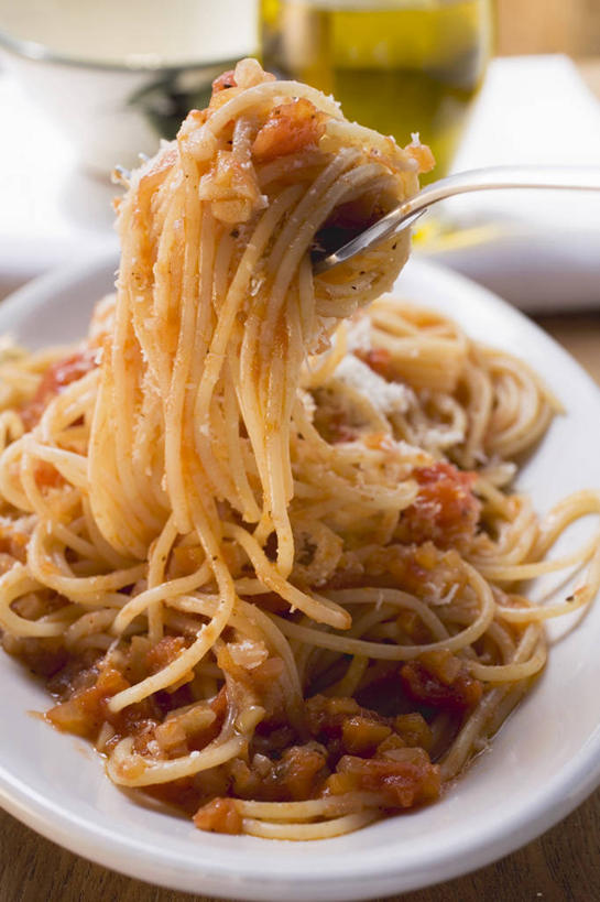 面食,面条,意大利面,无人,竖图,俯视,室内,特写,白天,西餐,桌面,桌子,阴影,朦胧,模糊,反射,木制,影子,勺子,陶瓷,调料,酱料,酱汁,面,茄汁,佐料,料理,食品,陶瓷制品,调味品,调味料,番茄酱,酱,食物,木制品,容器,调羹,汤匙,碗,西式,储藏,储存,彩图,高角度拍摄,贮存