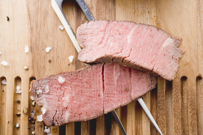 无人,横图,俯视,室内,特写,白天,烹饪,西餐,餐桌,桌子,餐具,切开,阴影,反射,木制,叉子,影子,肉,牛排,牛肉,料理,食品,案板,菜肴,美食,肉类,砧板,食物,木制品,切,西式,摄影,佳肴,影棚,餐台,剖面,肉食,餐叉,切面,进餐用具,彩图,高角度拍摄,影棚拍摄,拍摄