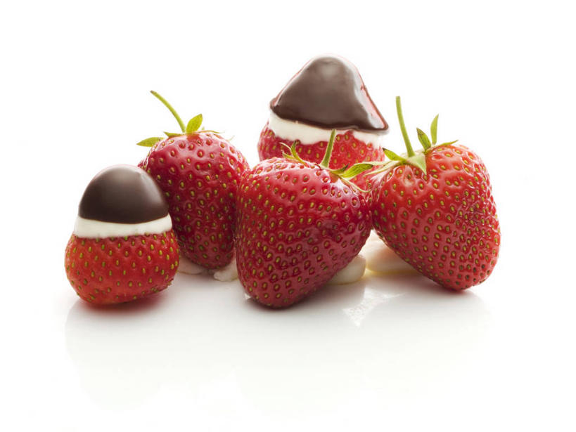 无人,横图,俯视,室内,特写,白天,白色背景,餐桌,桌子,草莓,浆果,水果,阴影,新鲜,反射,影子,生食,食品,糖,糖果,甜点,甜品,褐色,果实,食物,红色,甜食,巧克力,摄影,有机食品,绿色食品,影棚,餐台,朱古力,洋莓,水果皇后,红莓,地莓,彩图,高角度拍摄,影棚拍摄,拍摄