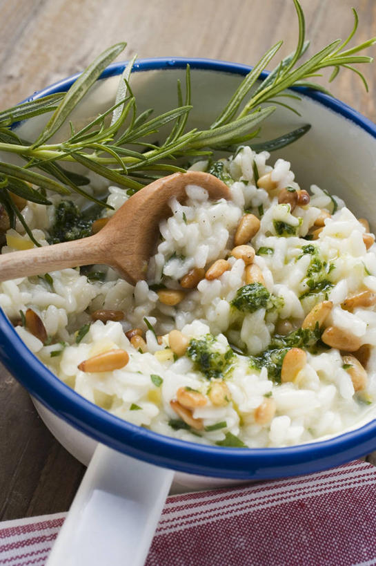 无人,竖图,俯视,室内,特写,白天,烹饪,西餐,餐桌,桌子,一把,一堆,许多,阴影,堆叠,堆积,反射,木制,影子,勺子,陶瓷,调味,谷类,谷物,香料,佐料,料理,食品,陶瓷制品,米,大米,松子,松子仁,菜肴,美食,食物,一个,木制品,容器,调羹,汤匙,碗,西式,摄影,佳肴,影棚,单个,餐台,储藏,堆,迷迭香,配料,松仁,储存,海洋之露,作料,松籽仁,彩图,高角度拍摄,影棚拍摄,拍摄,贮存