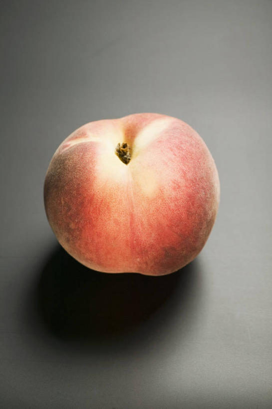 无人,竖图,俯视,室内,特写,白天,餐桌,桌子,桃子,水果,阴影,灰色背景,新鲜,反射,影子,生食,食品,果实,食物,一个,摄影,有机食品,绿色食品,影棚,单个,餐台,肺果,彩图,高角度拍摄,影棚拍摄,拍摄