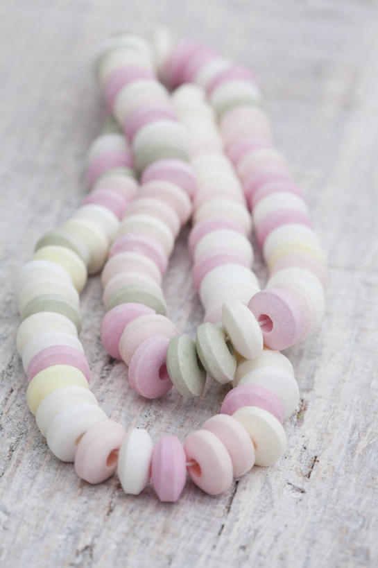 无人,竖图,俯视,室内,特写,白天,餐桌,桌子,项链,一排,许多,阴影,整齐,反射,木制,影子,食品,糖,糖果,甜点,甜品,装饰品,食物,排列,木制品,饰品,首饰,甜食,摄影,影棚,餐台,队列,硬糖,彩图,高角度拍摄,影棚拍摄,拍摄