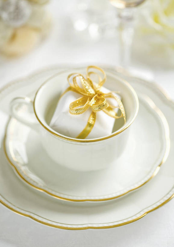 无人,竖图,俯视,室内,特写,白天,白色背景,婚礼,快乐,餐桌,桌子,餐具,礼盒,礼物,阴影,朦胧,模糊,庆祝,装饰,反射,碟子,盘,丝绸,丝带,影子,纸盒,陶瓷,缎带,陶瓷制品,结婚,绸带,盒子,包装盒,盘子,容器,礼品盒,碟,碗,喜庆,摄影,礼品,影棚,餐台,纪念,储藏,华丽,修饰,点缀,储存,衬托,美观,雅致,雅观,彩图,高角度拍摄,影棚拍摄,高兴,拍摄,贮存