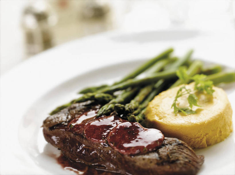 无人,横图,俯视,室内,特写,白天,白色背景,烹饪,西餐,餐桌,桌子,萝卜,胡萝卜,芦笋,蔬菜,餐具,一堆,一块,许多,阴影,堆叠,堆积,朦胧,模糊,新鲜,反射,碟子,盘,影子,调料,酱料,酱汁,肉,佐料,牛排,牛肉,料理,食品,调味品,调味料,酱,菜肴,美食,肉类,食物,一个,白色,盘子,碟,西式,摄影,佳肴,有机食品,绿色食品,影棚,单个,餐台,堆,肉食,猪尾巴,药鸡豆子,石刁柏,蚂蚁杆,龙须菜,狼尾巴根,红萝卜,甘荀,彩图,高角度拍摄,影棚拍摄,拍摄