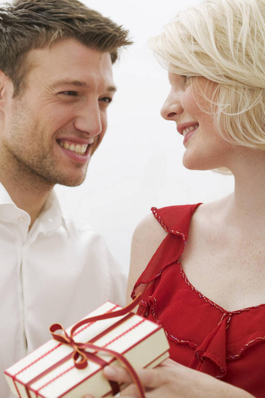 西方人,脸,头,脸颊,手,两个人,站,笑,微笑,露齿笑,竖图,室内,特写,白天,白色背景,正面,爱情,礼盒,礼物,欧洲,欧洲人,服装,丝绸,丝带,纸盒,缎带,浪漫,休闲装,肩膀,相视,绸带,盒子,一个,衣服,红色,包装盒,礼品盒,站着,休闲,温暖,温馨,面对面,手部,休闲服,恩爱,恋人,摄影,服饰,礼品,影棚,单个,对视,单手,和睦,互视,相对,相看,男人,男性,年轻男性,年轻女性,女人,女性,白种人,头部,脸部,脸蛋,面部,情侣,站立,半身,彩图,影棚拍摄,拍摄,伴侣,融洽