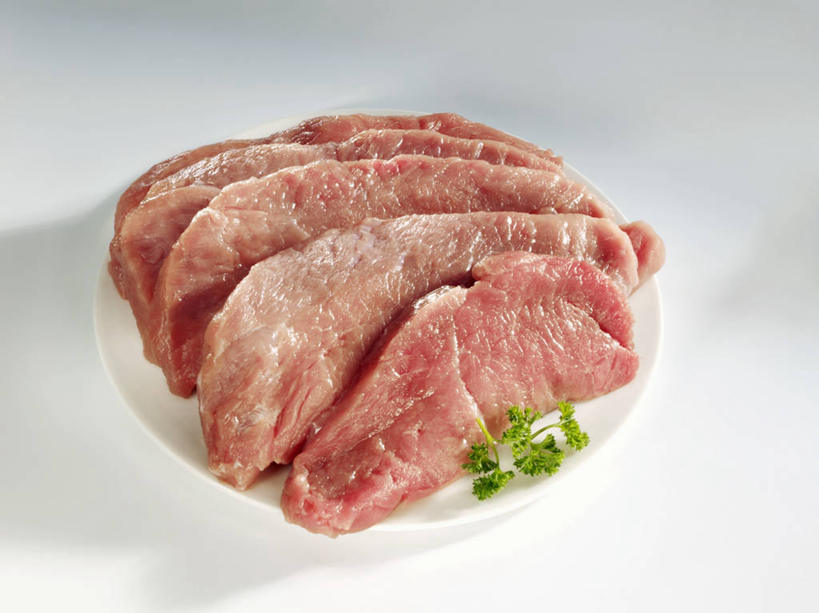 无人,横图,俯视,室内,特写,白天,白色背景,餐桌,桌子,芹菜,蔬菜,餐具,一排,许多,阴影,新鲜,整齐,反射,碟子,盘,影子,肉,生食,猪肉,肉类,排列,一个,红色,白色,盘子,碟,摄影,荷兰芹,欧芹,香芹,影棚,单个,餐台,队列,肉食,豚肉,法香,巴西利,洋香菜,洋芫荽,法国香菜,旱芹菜,番荽,彩图,高角度拍摄,影棚拍摄,拍摄