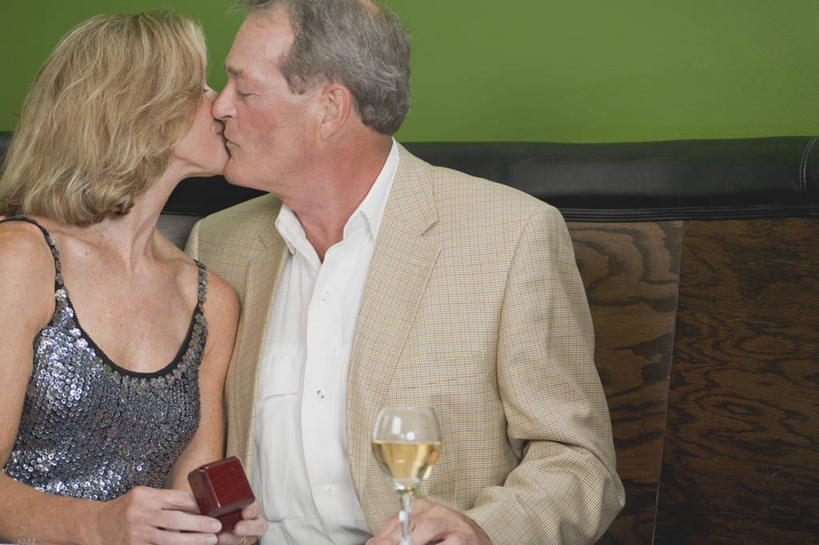 红酒,葡萄酒,西方人,两个人,夫妻,坐,闭眼,吻,横图,室内,白天,正面,衬衫,裙子,西装,爱情,沙发,杯子,欧洲,欧洲人,握,连衣裙,套装,正装,高脚杯,墙,红酒杯,白葡萄酒,酒类,浪漫,职业装,墙壁,墙面,玻璃制品,酒,饮料,两个,绿色,酒杯,恩爱,握着,恋人,吊带裙,葡萄酒杯,布艺沙发,男人,男性,女人,女性,中年男性,中年女性,白种人,夫妇,情侣,玻璃杯,闭眼睛,闭着眼,闭着眼睛,亲,亲吻,坐着,半身,彩图,衬衣,伴侣