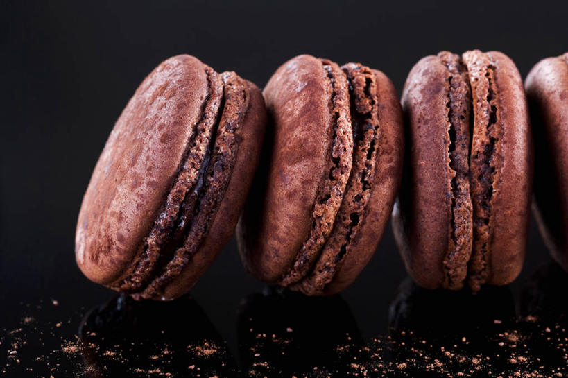 点心,无人,横图,俯视,室内,特写,白天,餐桌,桌子,一排,阴影,黑色背景,整齐,反射,影子,食品,糖,糖果,甜点,甜品,食物,糕点,排列,甜食,巧克力,四个,摄影,影棚,餐台,朱古力,队列,马卡龙,玛卡龙,杏仁小圆饼,彩图,高角度拍摄,影棚拍摄,拍摄