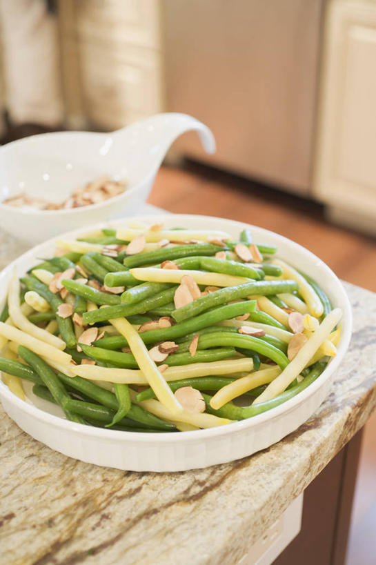 无人,竖图,俯视,室内,特写,白天,植物,餐桌,地板,桌子,杏仁,豆,蔬菜,一堆,许多,阴影,堆叠,堆积,朦胧,模糊,新鲜,反射,木制,影子,陶瓷,豆类,豆子,食品,陶瓷制品,地面,木地板,食物,一个,白色,木制品,容器,碗,有机食品,绿色食品,单个,餐台,储藏,堆,储存,豆科,青大豆,杏子,杏梅仁,杏核仁,木落子,苦杏仁,青豆,彩图,高角度拍摄,贮存