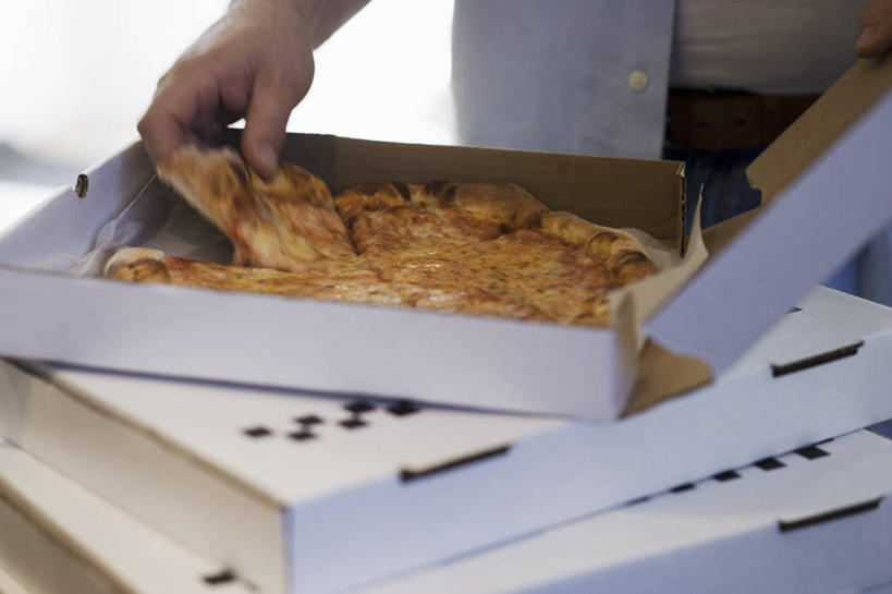 奶酪,西方人,手,一个人,办公室,横图,俯视,室内,特写,白天,烹饪,西餐,欧洲,欧洲人,双手,仅一个男性,仅一个人,握,阴影,服装,反射,影子,干酪,起司,料理,食品,披萨,匹萨,芝士,营养,休闲装,菜肴,美食,食物,仅一个年轻男性,衣服,容器,快餐,休闲,手部,休闲服,乳酪,西式,握着,服饰,佳肴,储藏,乳制品,比萨,储存,发酵,西式快餐,垃圾食品,意大利薄饼,男人,男性,年轻男性,半身,彩图,高角度拍摄,贮存