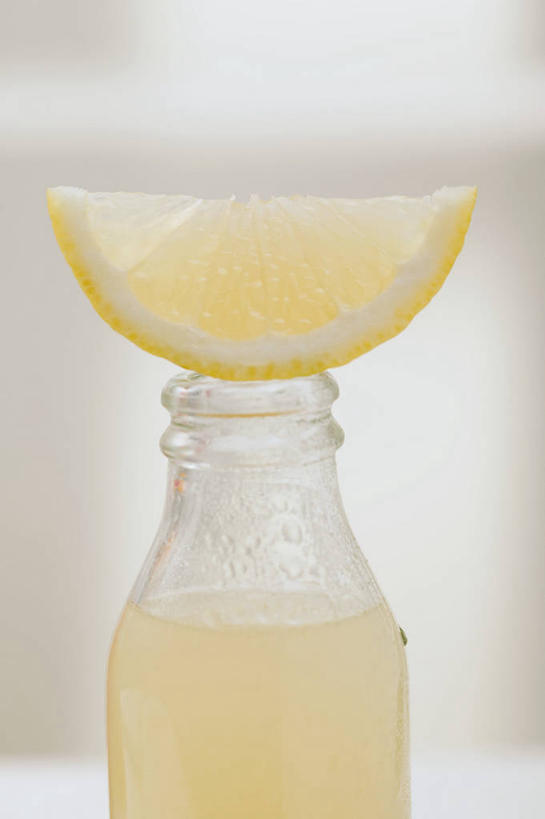 果汁,无人,竖图,室内,特写,白天,正面,餐桌,桌子,柠檬,水果,一块,阴影,朦胧,模糊,新鲜,反射,影子,生食,食品,果实,饮品,玻璃制品,食物,饮料,玻璃瓶,瓶子,摄影,有机食品,绿色食品,影棚,餐台,可口,适口,益母果,柠果,彩图,影棚拍摄,拍摄
