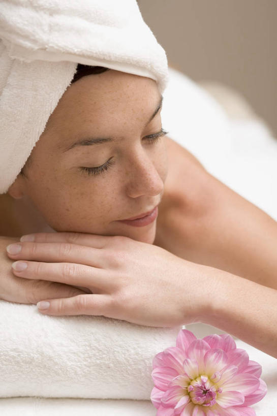 西方人,脸,头,脸颊,一个人,闭眼,竖图,室内,特写,白天,正面,按摩,美容,床,欧洲,欧洲人,仅一个年轻女性,仅一个女性,仅一个人,护肤,阴影,朦胧,模糊,盛开,反射,包裹,纺织物,影子,床单,花蕾,被子,裸露,肩膀,花,花瓣,花朵,鲜花,一朵,白色,毛巾,花苞,花蕊,趴着,清洁,保养,享受,休闲,放松,保健,单人床,保暖,被单,裸,透气,养颜,防水,储水,耐磨,吸水,年轻女性,女人,女性,白种人,头部,脸部,脸蛋,面部,闭眼睛,闭着眼,闭着眼睛,趴,半身,彩图