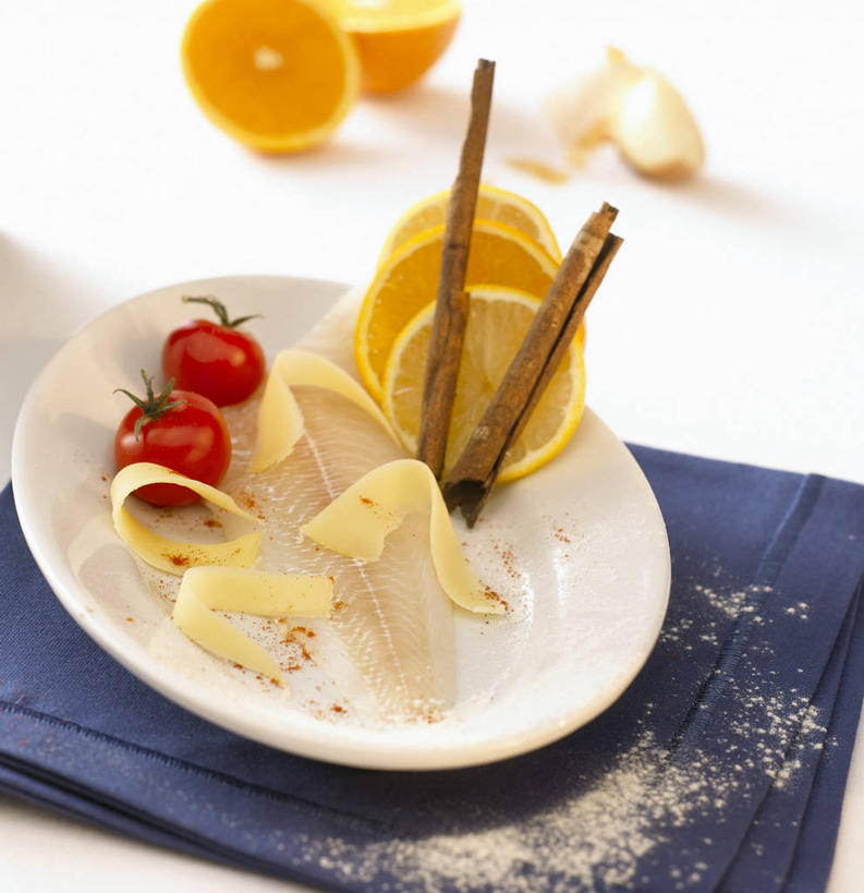 海鲜,奶酪,无人,竖图,俯视,室内,特写,白天,白色背景,餐桌,桌子,柑橘,蔬菜,西红柿,小番茄,餐具,阴影,新鲜,反射,布料,碟子,盘,影子,肉,鱼肉,干酪,起司,食品,芝士,营养,布纹,水产,肉类,海洋生物,桌布,食物,一个,红色,蓝色,白色,盘子,餐巾,碟,台布,橙色,乳酪,摄影,有机食品,绿色食品,影棚,单个,餐台,乳制品,水生动物,海产品,水生物,发酵,肉食,海底动物,小西红柿,樱桃小番茄,珍珠小番茄,橘子,桔子,橙子,橙,樱桃番茄,圣女果,番茄,彩图,高角度拍摄,影棚拍摄,拍摄