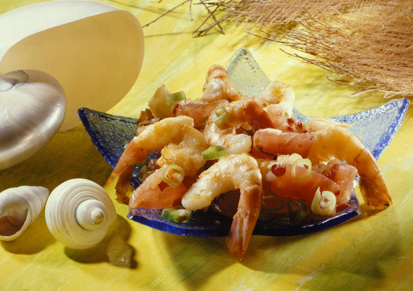 无人,横图,俯视,室内,特写,白天,餐桌,桌子,餐具,许多,阴影,黄色背景,透明,反射,布料,碟子,盘,影子,调味,香料,佐料,布纹,大虾,桌布,黄色,盘子,餐巾,碟,台布,摄影,影棚,对虾,餐台,配料,斑节虾,作料,通明,东方对虾,中国对虾,彩图,高角度拍摄,影棚拍摄,拍摄