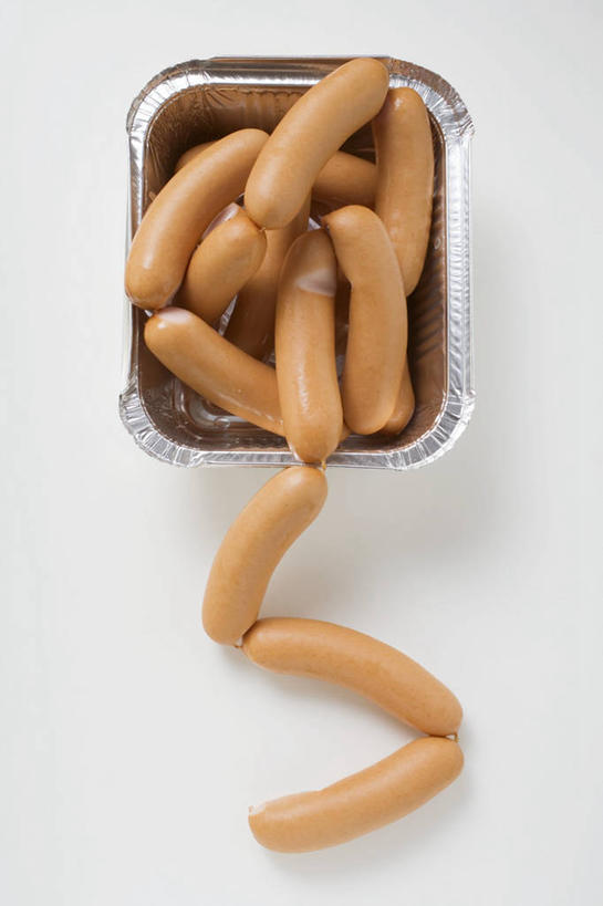 无人,竖图,俯视,室内,特写,白天,白色背景,餐桌,桌子,一堆,许多,阴影,堆叠,堆积,反射,影子,肉,香肠,腊肠,肉类,一个,容器,摄影,影棚,单个,餐台,储藏,堆,储存,肉食,彩图,高角度拍摄,影棚拍摄,拍摄,贮存