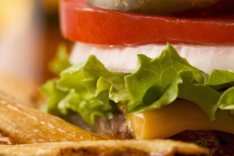 点心,面包,奶酪,无人,横图,室内,特写,白天,正面,烹饪,西餐,餐桌,桌面,桌子,蔬菜,土豆,西红柿,阴影,朦胧,模糊,新鲜,反射,木制,影子,生菜,莴苣,肉,干酪,汉堡,牛肉,起司,料理,食品,面点,芝士,营养,薯条,菜肴,美食,肉类,食物,糕点,一个,木制品,快餐,乳酪,西式,佳肴,有机食品,绿色食品,单个,餐台,乳制品,发酵,肉食,西式快餐,垃圾食品,馍馍蛋,春菜,鹅仔菜,莴仔菜,千金菜,叶用莴苣,洋芋,山药蛋,马铃薯,番茄,彩图