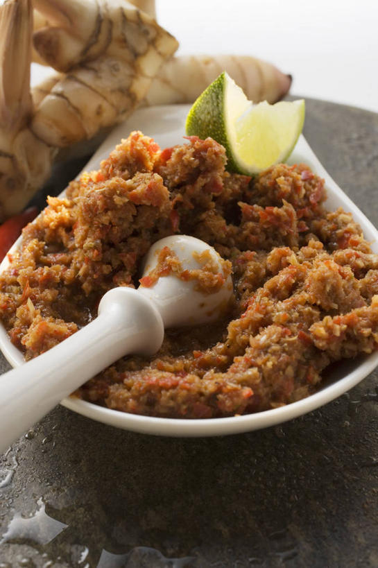 无人,竖图,俯视,室内,特写,白天,植物,桌面,桌子,辣椒,蔬菜,水果,阴影,朦胧,模糊,新鲜,反射,木制,粉末,影子,食品,草药,药草,中药,食物,一个,木制品,粉,器皿,有机食品,绿色食品,单个,研磨,臼杵,药材,中草药,高良姜,辣角,红海椒,大椒,辣虎,广椒,研杵,中药材,本草,研钵,酸橙,粉状,粉剂,臼,代代,风姜,枫姜,高凉姜,良姜,蛮姜,小良姜,橙子,橙,辣子,红辣椒,海椒,番椒,彩图,高角度拍摄