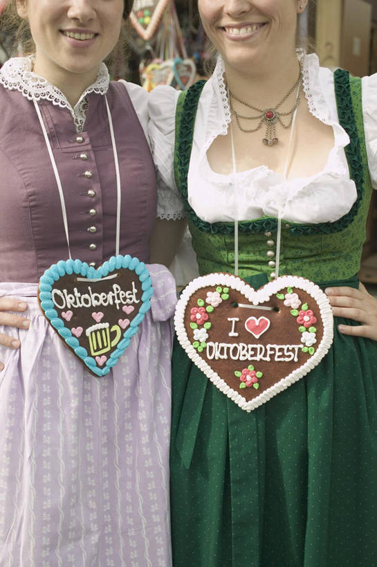 点心,西方人,两个人,伙伴,朋友,站,笑,微笑,露齿笑,竖图,室内,白天,正面,民族服装,裙子,爱情,友谊,欧洲,圣诞节,欧洲人,阴影,连衣裙,节日,爱心,庆祝,反射,影子,食品,糖,糖果,甜点,甜品,浪漫,文化,手叉腰,食物,糕点,饼干,甜食,零食,巧克力,叉腰,站着,庆典,温暖,温馨,心形,恩爱,纪念,朱古力,和睦,姜饼,德式姜饼,友情,女人,女性,中年女性,白种人,心型,站立,半身,彩图,传统服装,民俗服,融洽