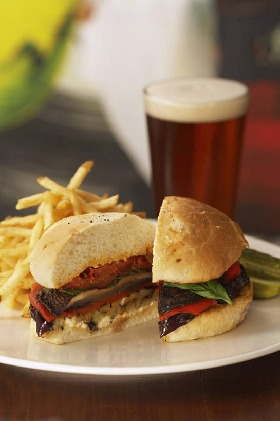 点心,面包,无人,竖图,俯视,室内,特写,白天,烹饪,西餐,餐桌,桌面,桌子,蔬菜,土豆,杯子,餐具,切开,阴影,朦胧,模糊,新鲜,反射,木制,碟子,盘,影子,菌菇,蘑菇,肉,汉堡,牛肉,料理,食品,面点,饮品,菌类,薯条,菜肴,美食,肉类,可乐,玻璃制品,食物,糕点,饮料,盘子,木制品,水杯,碟,快餐,切,食用菌,西式,佳肴,有机食品,绿色食品,餐台,可口,剖面,肉食,西式快餐,垃圾食品,切面,馍馍蛋,适口,玻璃杯,洋芋,山药蛋,马铃薯,彩图,高角度拍摄