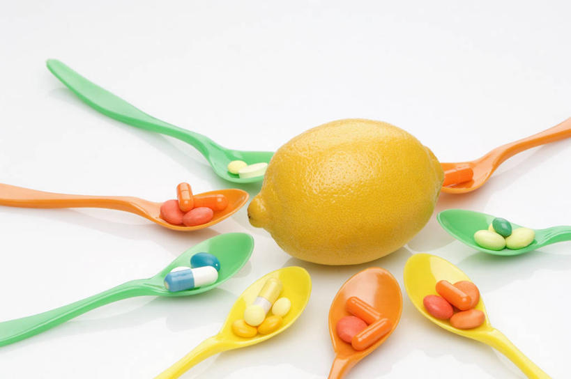 无人,横图,俯视,室内,特写,白天,白色背景,安全,柠檬,水果,许多,阴影,新鲜,环绕,围绕,反射,药剂,药丸,影子,勺子,生食,食品,果实,防护,环抱,药片,食物,一个,药品,调羹,汤匙,橙色,治疗,摄影,有机食品,绿色食品,影棚,单个,保护,药物,医疗,保险,预防,萦绕,平安,益母果,柠果,彩图,高角度拍摄,影棚拍摄,拍摄
