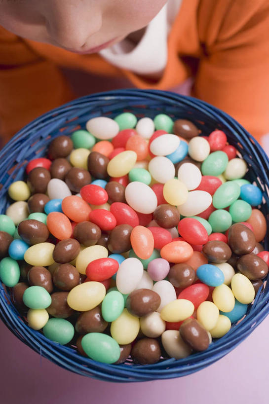 西方人,儿童,脸,头,脸颊,一个人,坐,竖图,俯视,彩色,室内,特写,白天,纯洁,桌面,桌子,欧洲,欧洲人,仅一个男性,仅一个人,许多,阴影,服装,朦胧,模糊,反射,木制,影子,陶瓷,食品,糖,糖果,甜点,甜品,陶瓷制品,休闲装,肩膀,食物,一个,小孩,衣服,蓝色,木制品,容器,碗,甜食,巧克力,低头,仅一个小孩,休闲,休闲服,橙色,可爱,童年,童趣,服饰,单个,储藏,储存,童真,烂漫,无邪,巧克力糖,天真,男孩,男人,男性,白种人,孩子,头部,脸部,脸蛋,面部,坐着,半身,彩图,高角度拍摄,贮存,男生