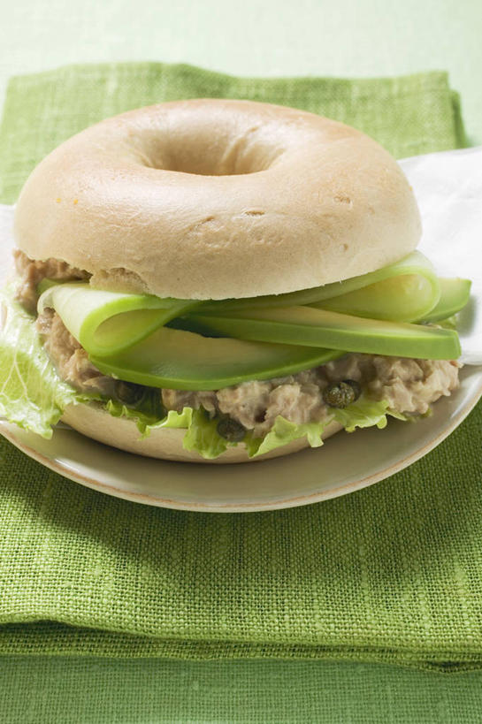 点心,面包,无人,竖图,俯视,室内,特写,白天,烹饪,西餐,植物,餐具,水果,绿色背景,阴影,新鲜,反射,碟子,盘,影子,肉,生食,鱼肉,三明治,料理,食品,面点,果实,草药,鲔鱼,金枪鱼,菜肴,美食,肉类,中药,食物,糕点,绿色,盘子,餐巾,碟,快餐,酪梨,鳄梨,西式,摄影,佳肴,有机食品,绿色食品,影棚,油梨,吞拿鱼,药材,中草药,肉食,西式快餐,马槟榔,三文治,樟梨,中药材,本草,马金囊,水槟榔,紫槟榔,马金南,山槟榔,太极子,屈头鸡,百吉饼,贝果面包,保洁方巾,口布,牛油果,彩图,高角度拍摄,影棚拍摄,拍摄